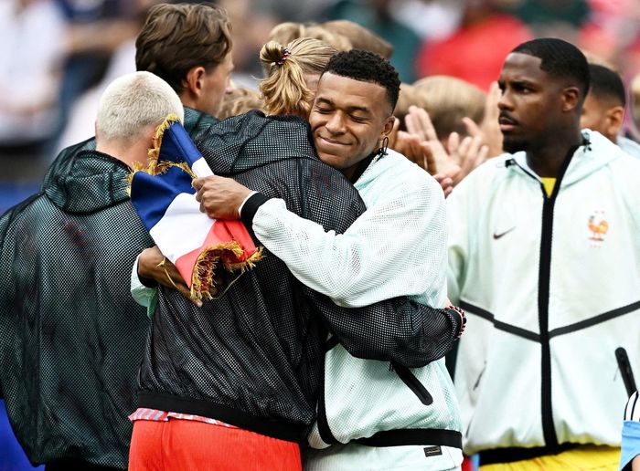 Mbappe cũng khiến nhiều khán giả thích thú khi có sự tương tác với Erling Haaland bên phía tuyển Na Uy trước giờ đối đầu hôm 27/6, khi Pháp giành chiến thắng với tỷ số 4-1. Giống đàn anh, Haaland vừa có thêm cho mình một kỷ lục khi cán mốc 60 pha lập công cho đội tuyển quốc gia.