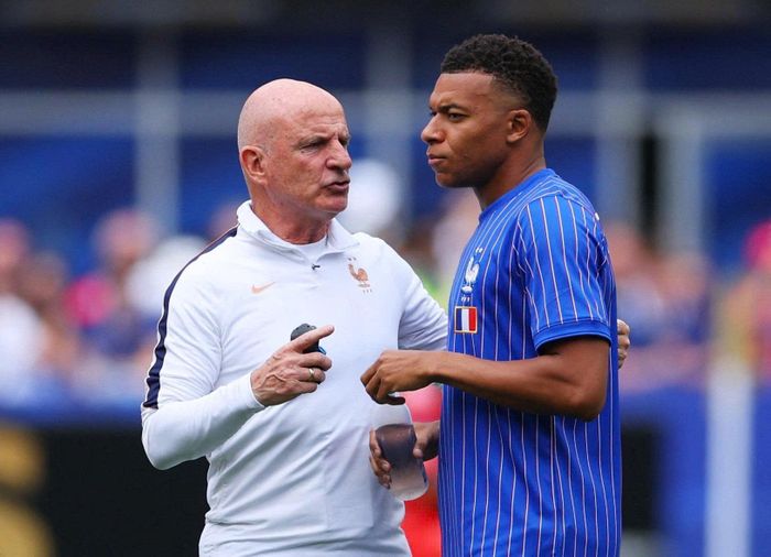 Kylian Mbappe đang là một trong những cầu thủ gây chú ý nhất tại World Cup 2026 khi vượt qua nhiều đàn anh để thiết lập loạt kỷ lục mới. Gần nhất vào sáng 1/7, anh ghi cú đúp vào lưới Thụy Điển, chính thức vượt Leonidas và Ronaldo Nazario để dẫn đầu danh sách ghi bàn tại các vòng knock-out World Cup. Đội trưởng tuyển Pháp hiện cũng là cầu thủ ghi nhiều bàn thắng nhất trong các trận chung kết World Cup với 4 pha lập công.