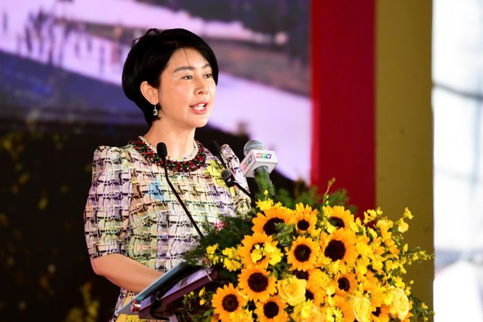 Một dự án đặc biệt khác cũng được khởi công sáng nay là đường vượt biển kết nối khu vực Cần Giờ - Vũng Tàu, lần đầu tiên tạo ra một trục giao thông trực tiếp kết nối hai cực tăng trưởng mới của TP.HCM, mở ra không gian phát triển hướng biển và thúc đẩy kinh tế biển, du lịch, logistics. Chia sẻ tại sự kiện, bà Trần Vân Anh - Phó tổng giám đốc Vingroup bày tỏ tin tưởng công trình sẽ trở thành biểu tượng hạ tầng mới của TP.HCM, góp phần đưa Cần Giờ trở thành đô thị biển hiện đại, kết nối mạnh mẽ với khu vực và thế giới.