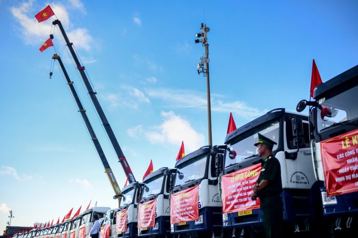 Sáng nay (1/7), TP.HCM đã tổ chức lễ khởi công các công trình, dự án trọng điểm chào mừng kỷ niệm 50 năm ngày Thành phố Sài Gòn - Gia Định vinh dự mang tên Chủ tịch Hồ Chí Minh (2/7/1976-2/7/2026). Tổng mức đầu tư của 8 dự án đợt này lên đến hơn 253.033 tỷ đồng, tương đương khoảng 9,6 tỷ USD, huy động đa dạng nguồn lực từ đầu tư công, hợp tác công - tư (PPP) và đầu tư trực tiếp bằng vốn tư nhân.