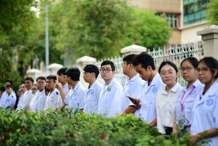 Nhiều y bác sĩ, học trò vẫn đứng lặng yên nhìn theo đoàn linh xa cho đến khi khuất hẳn sau hàng cây, tiễn biệt người thầy lớn.