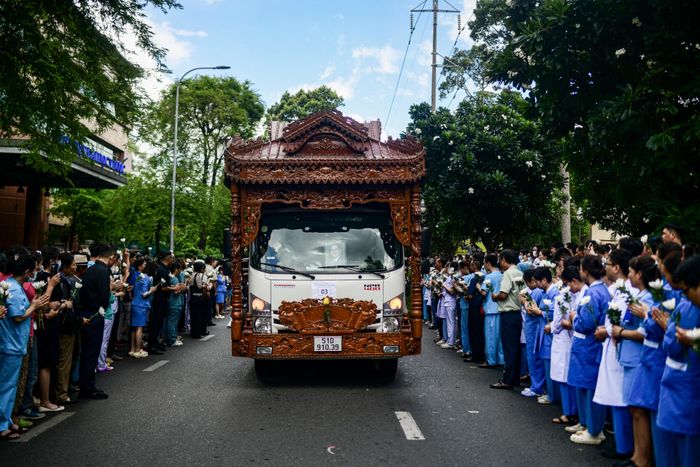 Khoảng 10h, đoàn xe đưa linh cữu Nhà giáo nhân dân, GS.TS.BS Nguyễn Đình Hối, nguyên Hiệu trưởng Đại học Y Dược và Giám đốc đầu tiên Bệnh viện Đại học Y Dược TP.HCM xuất hiện, đoạn đường Hồng Bàng như lặng đi. Hàng trăm bác sĩ, nhân viên y tế và sinh viên đồng loạt cúi đầu. Có người chắp tay trước ngực, có người đưa tay lau vội những giọt nước mắt.