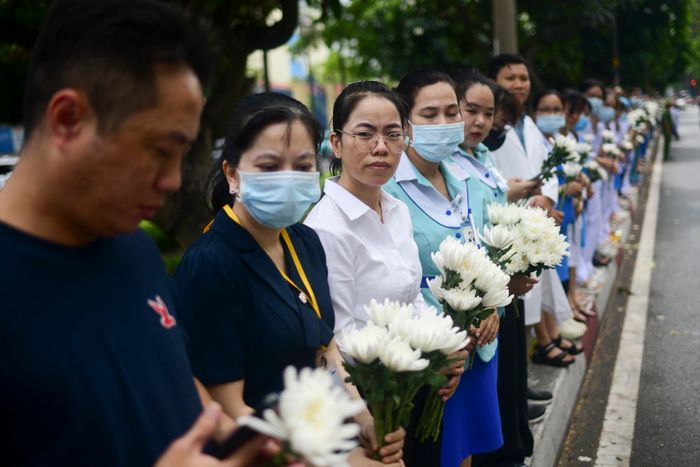 Chị Trần Thị Long Phụng (đeo kính), Phòng Công tác xã hội, Bệnh viện Đại học Y Dược TP.HCM, cho biết chị đã làm việc tại bệnh viện 10 năm và luôn xem GS Nguyễn Đình Hối là người truyền cảm hứng về y đức. Đứng trước cổng bệnh viện để tiễn biệt, chị xúc động khi nghĩ về công lao của người thầy đã góp phần xây dựng nên môi trường làm việc hôm nay. Có mặt trong lễ tiễn biệt là cách chị gửi lời tri ân đến người thầy kính yêu.