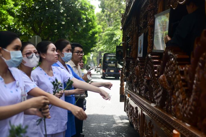 Có bác sĩ chia sẻ rằng điều khiến họ nhớ nhất là những năm cuối đời, dù không còn giữ cương vị lãnh đạo, thầy vẫn thường xuyên đến bệnh viện. Chỉ cần thấy thầy xuất hiện, mọi người đã có thêm động lực làm việc. Từ nay, hình ảnh ấy sẽ không còn nữa. Nhưng sự tận tụy và tình yêu nghề mà thầy truyền lại vẫn sẽ ở lại với từng người.
