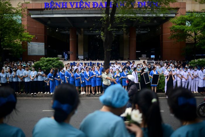 Đứng trước Bệnh viện Đại học Y Dược TP.HCM, nhiều người nhắc về giấc mơ lớn nhất của thầy: xây dựng một bệnh viện đại học đúng nghĩa. Hôm nay, chính công trình ấy trở thành nơi tiễn biệt người đã dành biết bao tâm huyết để kiến tạo.