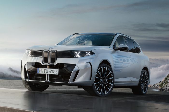 Song song với việc ra mắt X5 và iX5 thế hệ mới, BMW iX5 Hydrogen cũng mở ra một chương mới trong hành trình điện hóa của BMW, trở thành mẫu xe sản xuất hàng loạt đầu tiên của hãng sử dụng công nghệ pin nhiên liệu hydrogen.