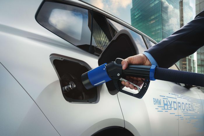 BMW trang bị cho iX5 Hydrogen công nghệ BMW Hydrogen Flat Storage cùng bình chứa hydrogen và pin điện áp cao, tạo nên hệ thống truyền động nhỏ gọn nhưng hiệu quả.