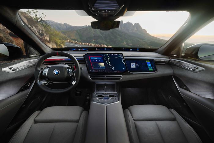 Dựa trên nền tảng X5 thế hệ thứ năm, BMW iX5 Hydrogen kết hợp kiểu dáng SUV với hệ truyền động hydrogen nhằm mang đến một lựa chọn di chuyển không phát thải.