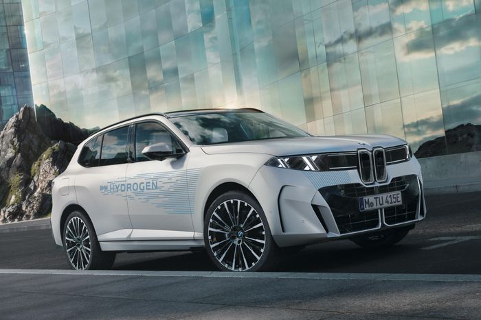 Nhờ công nghệ mới này, BMW iX5 Hydrogen có thể đạt phạm vi di chuyển lên tới 750 km, hướng đến trải nghiệm sử dụng linh hoạt tương tự xe động cơ truyền thống.