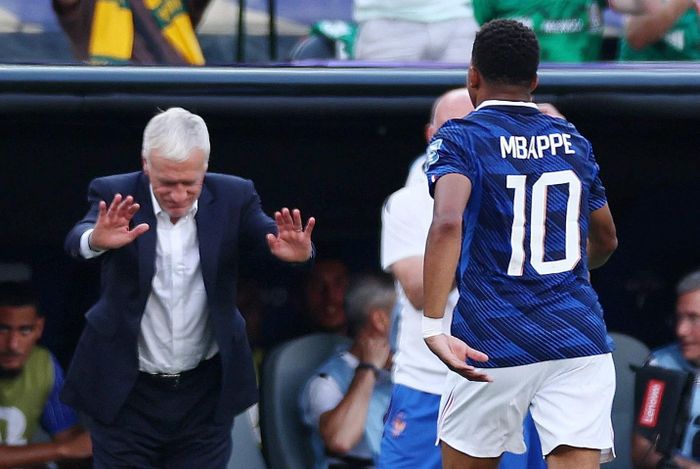  Khoảnh khắc giữa hai thế hệ bóng đá Pháp tại World Cup 2026, hành động của HLV Didier Deschamps khi cầu thủ mang băng đội trưởng Mbappe rời sân trong trận đấu với Thụy Điển sáng 1/7. 