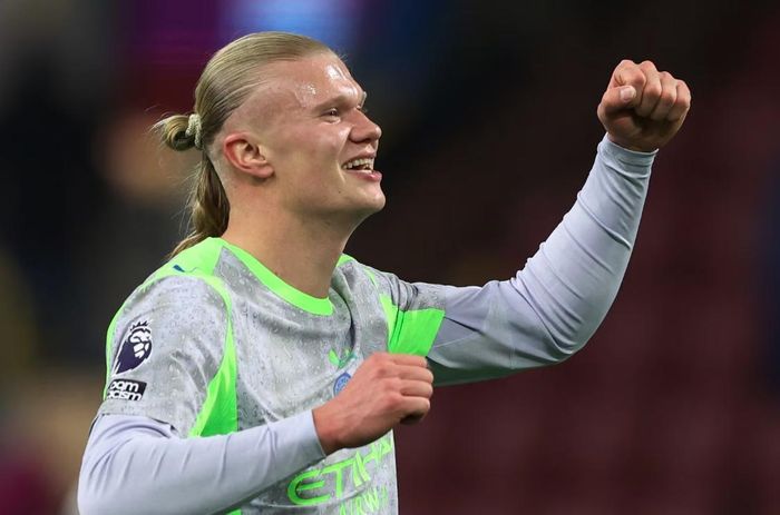  Khác với khi khoác áo Man City, nơi anh thường cố định phong cách với dây buộc màu xanh, Haaland tại đội tuyển Na Uy lại biến mỗi trận đấu thành một sắc màu riêng. 