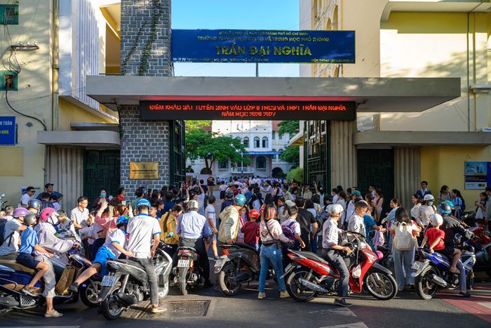 6h sáng 1/7, trường THCS và THPT Trần Đại Nghĩa (phường Sài Gòn) bắt đầu đón học sinh đến tham gia kỳ khảo sát năng lực tuyển sinh lớp 6. Năm nay, hơn 4.200 thí sinh đăng ký dự tuyển vào trường để giành 350 suất học, tương đương tỷ lệ chọi khoảng 1/12. Dù thấp hơn mức 1/14 của năm 2025, đây vẫn là một trong những kỳ tuyển sinh có tỷ lệ cạnh tranh cao nhất từ trước đến nay.