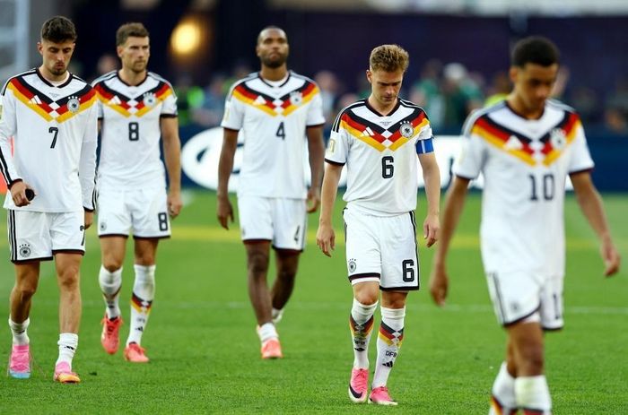 Joshua Kimmich phải đi tìm người thực hiện quả phạt đền thứ sáu cho tuyển Đức.