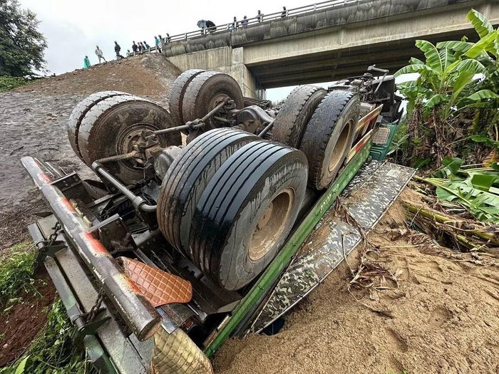 Phương tiện lật ngửa và hư hỏng nặng.