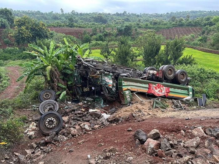 Xe tải tông gãy lan can cầu, lao xuống vực sâu khoảng 15 m.