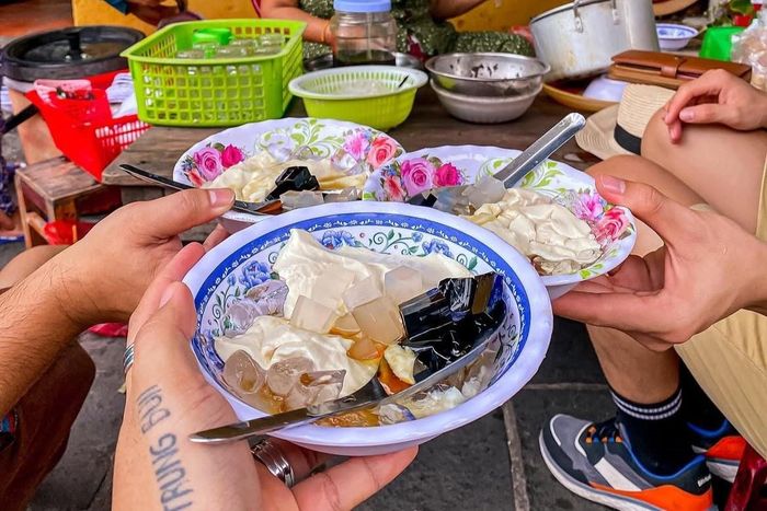  Du khách thưởng thức tàu phớ ở phố cổ Hội An. Ảnh: TrungBuii. 