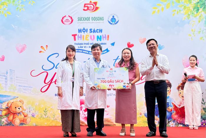 Ông Nguyễn Ngọc Hồi, Phó giám đốc Sở Văn hóa và Thể thao TP.HCM, trao tặng 700 đầu sách cho Bệnh viện Nhi đồng 1.
