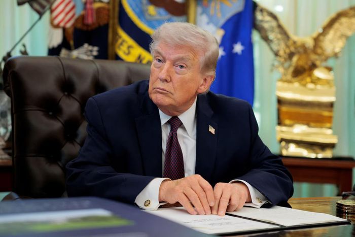 Tổng thống Mỹ Donald Trump tham dự lễ ký một sắc lệnh tại Phòng Bầu dục của Nhà Trắng ngày 31/3. Ảnh: Reuters.