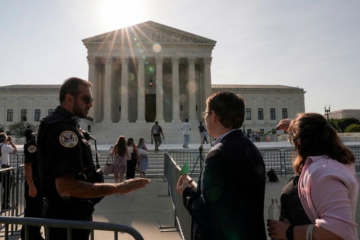 Bên ngoài trụ sở Tòa án Tối cao Mỹ tại Washington, D.C., Mỹ, ngày 30/6. Ảnh: Reuters.
