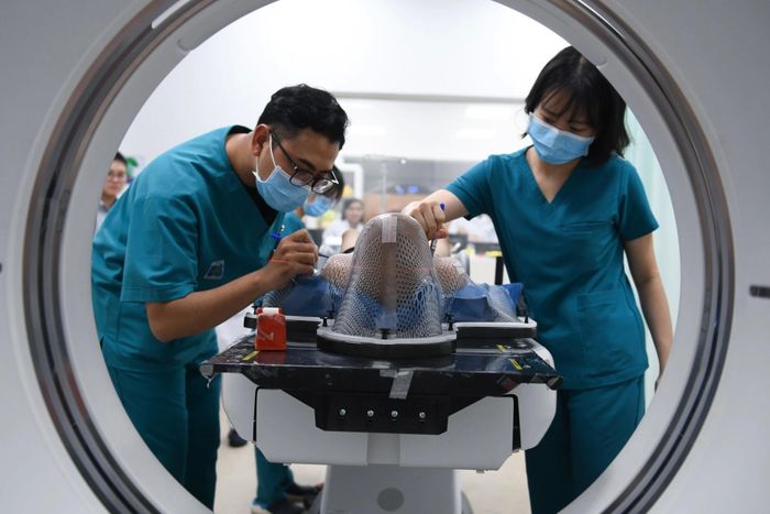Bệnh nhân xạ trị tại Bệnh viện Ung bướu TP.HCM. Ảnh: Duy Hiệu.