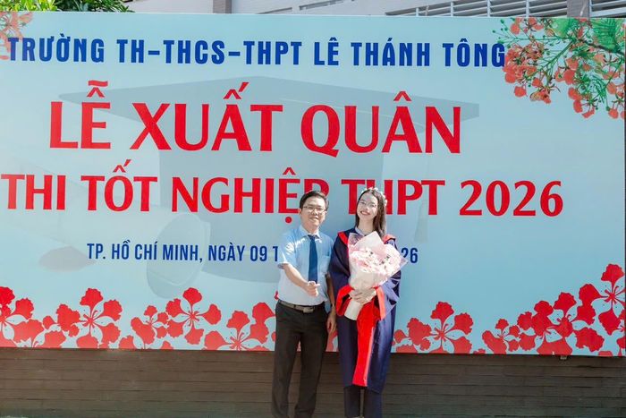 Yến Nhi trong buổi lễ xuất quân thi tốt nghiệp THPT 2026 do nhà trường tổ chức. Ảnh: NVCC.