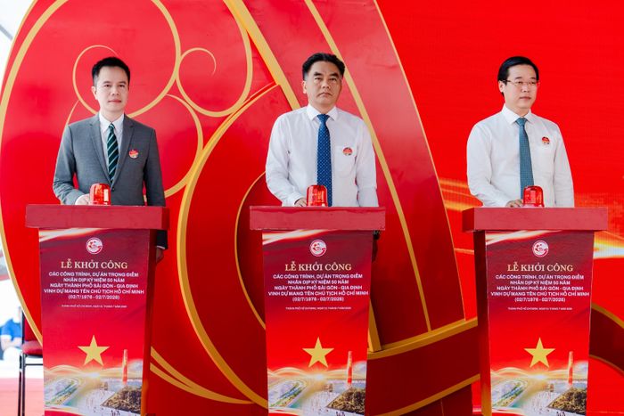  Lãnh đạo TP.HCM cùng đại diện chủ đầu tư bấm nút chính thức khởi công dự án cao tốc đô thị Hồ Tràm - Cảng hàng không Long Thành. Ảnh: CĐT. 