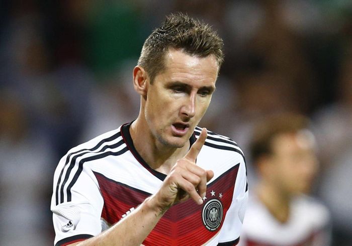  Đức chưa tìm được mẫu trung phong có khả năng chiếm lĩnh vùng cấm như Bierhoff hay Klose trước đây. 