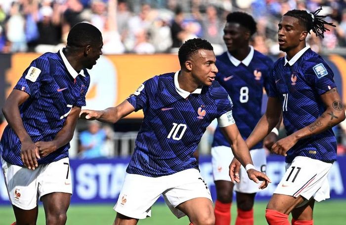 Mbappe và Olise đang rất nổi bật giữa một World Cup hỗn loạn. Ảnh: Reuters.