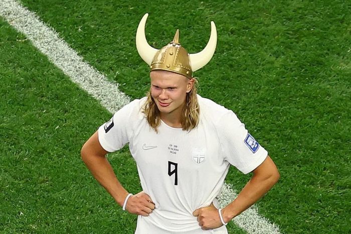  Haaland đội mũ kiểu viking khi ăn mừng chiến thắng trước Bờ Biển Ngà, rạng sáng 1/7. Ảnh: Reuters. 