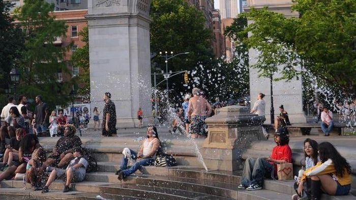 Người dân giải nhiệt tại New York, Mỹ. Ảnh: Reuters.