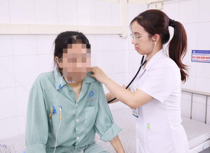  Bác sĩ Nguyễn Thị Lan Hương, khoa Nội tiết, đái tháo đường, Bệnh viện Đa khoa tỉnh Phú Thọ, thăm khám cho người bệnh. Ảnh: BVCC. 