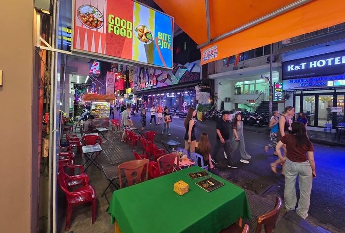 Nhà hàng Ấn Độ nằm trên phố Tây Bùi Viện, trung tâm TP.HCM. Ảnh: Bombay Bites.