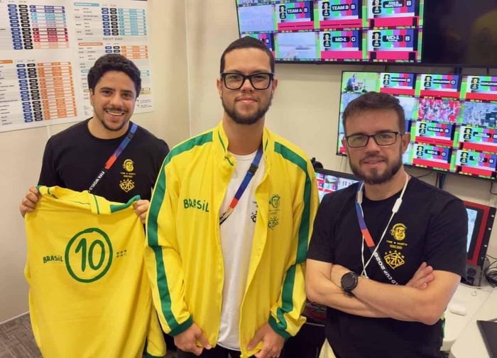 Đội ngũ chịu trách nhiệm phát sóng cho CazéTV chỉ gồm 3 người. Ảnh: SportsVideos.