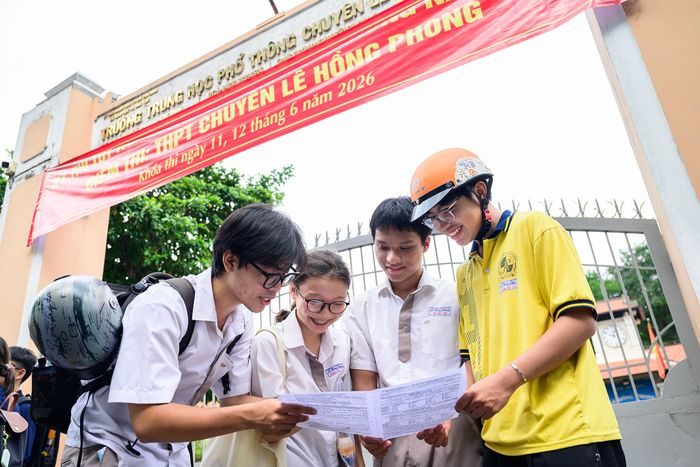Thí sinh tại điểm thi trường THPT chuyên Lê Hồng Phong. Ảnh minh họa: Hoài Bảo.