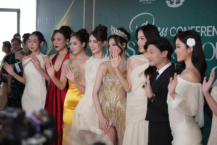 Ban Tổ chức chụp ảnh lưu niệm cùng các người đẹp