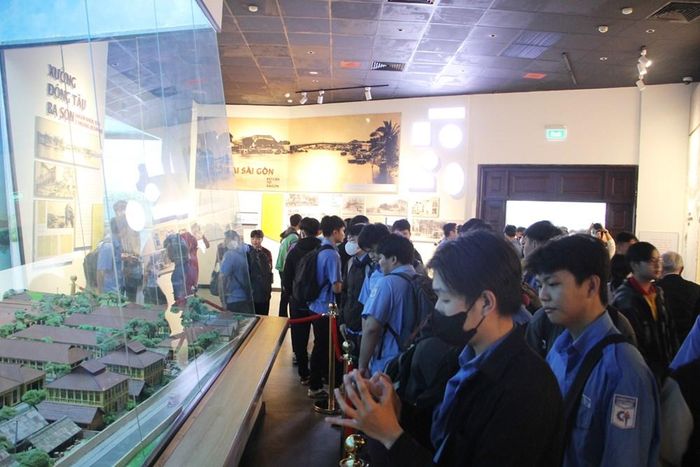 Học sinh, sinh viên tham quan Bảo tàng Tôn Đức Thắng