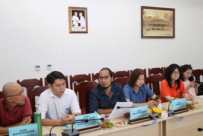 Các chuyên gia, đại diện doanh nghiệp, các đơn vị sáng tạo tham gia họp báo