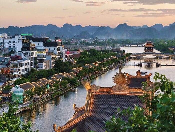 Trên đỉnh Kỳ Lân du khách ngắm toàn cảnh Phố cổ Hoa Lư