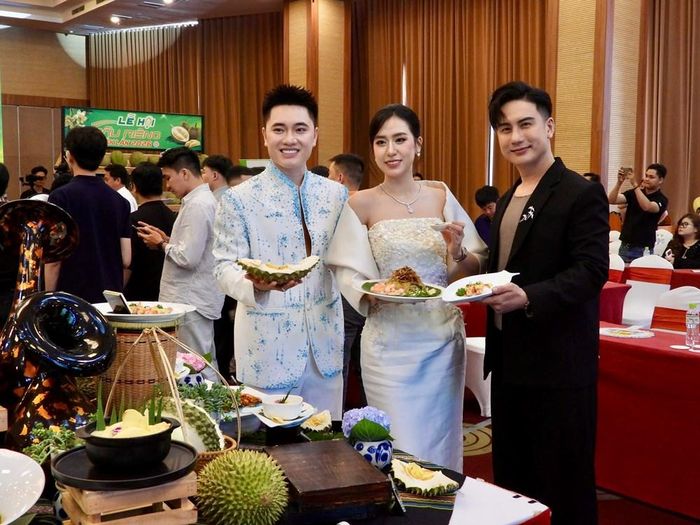 Hoa hậu Đại sứ Du lịch Việt Nam 2024 Đinh Thị Hoa trải nghiệm các món ăn chế biến từ sầu riêng tại Talkshow nghệ thuật ẩm thực