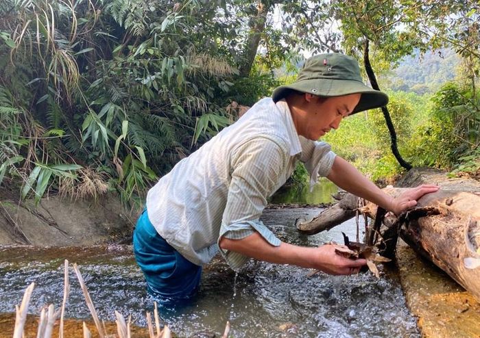 Cán bộ thôn ở xã A Lưới 4 (TP Huế) phải thường xuyên vệ sinh đập chứa nước để đảm bảo nguồn nước tự chảy cấp về cho người dân. Ảnh: N.LINH