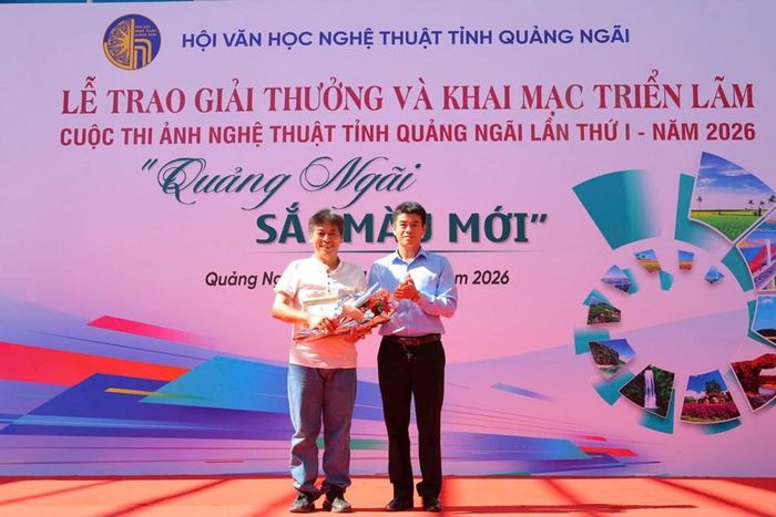 Ban Tổ chức trao giải Nhì cho tác giả có tác phẩm xuất sắc tại Cuộc thi ảnh nghệ thuật "Quảng Ngãi – Sắc màu mới"