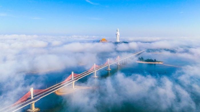 Tác phẩm "Nối nhịp qua mây" của tác giả Nguyễn Việt Hoàng khắc họa vẻ đẹp của Quảng Ngãi từ góc nhìn nghệ thuật độc đáo