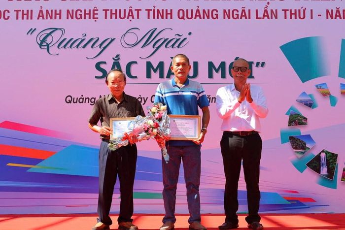 Ban Tổ chức trao giải Nhì cuộc thi ảnh Marathon