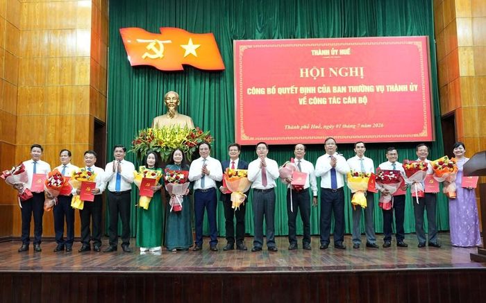 Thường trực Thành ủy Huế trao quyết định và chúc mừng các cán bộ được phân công nhiệm vụ mới. Ảnh: Thành ủy Huế