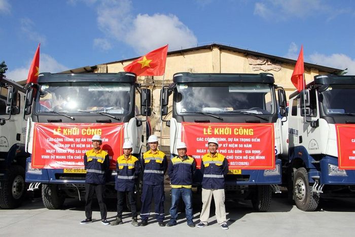 Công nhân thể hiện khí thế hứng khởi trong ngày trọng đại của Thành phố