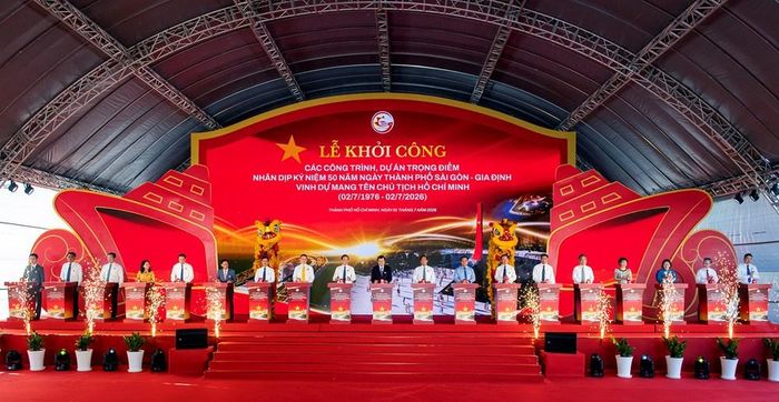 Các đại biểu thực hiện nghi thức khởi công các công trình
