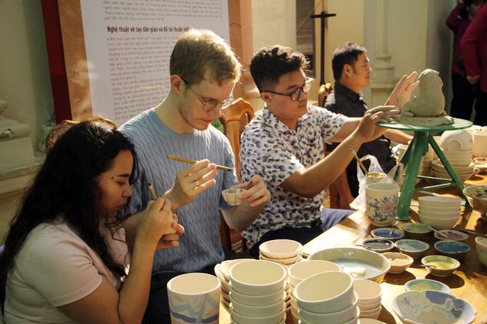 Du khách trải nghiệm làm gốm và trang trí gốm trong chương trình