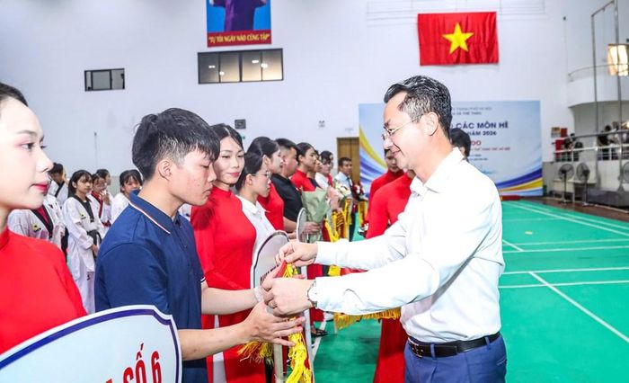 Ông Phạm Xuân Tài trao cờ cho các đơn vị tham dự giải