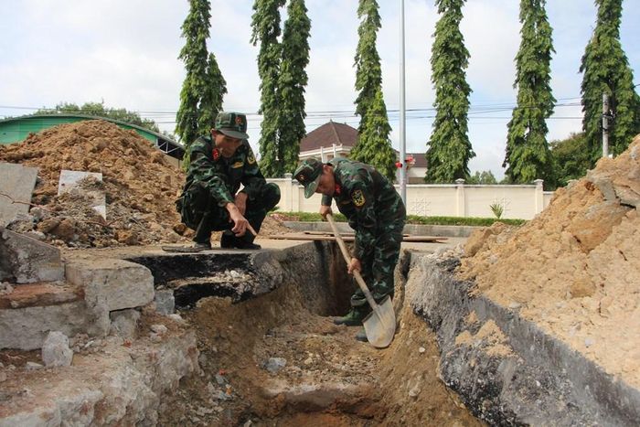 CCB Trần Thanh Hòa (bìa trái) nhiều ngày qua luôn đồng hành cùng Đội K53 tại các điểm đào thăm dò trên đường Trường Chinh để tìm kiếm đồng đội