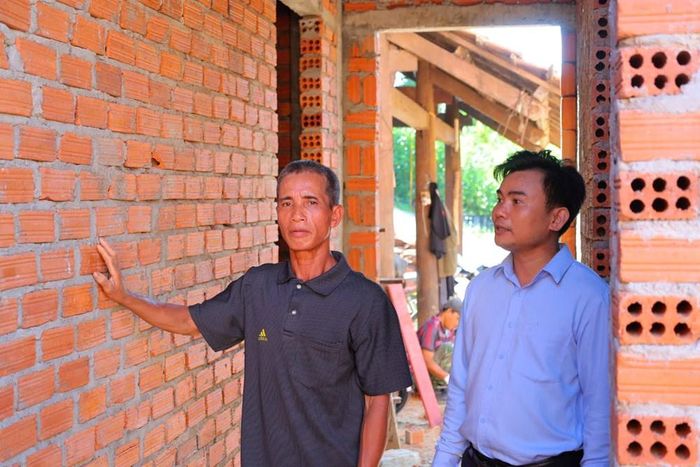 Ông Hồ Văn Ngoạt (xã Thanh Bồng) xúc động khi giấc mơ về một ngôi nhà kiên cố sau hơn 30 năm chờ đợi đang dần trở thành hiện thực